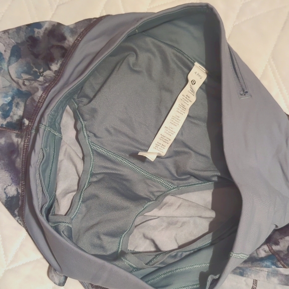 Lululemon Speed Up Shorts (4) - Picture 2 of 3